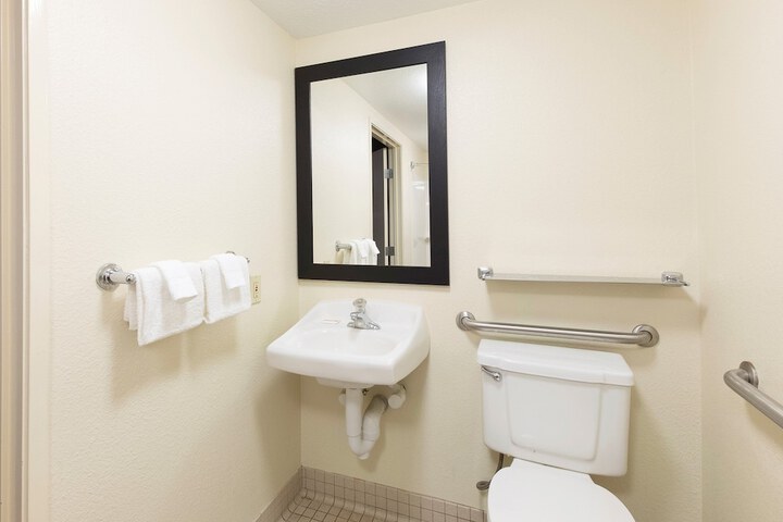 Room 7 of 28