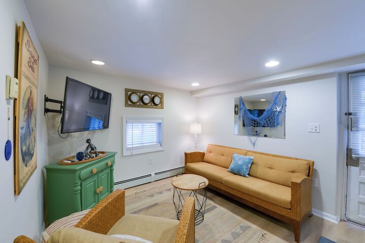 Cozy Ventnor Getaway: Walk to Public Beach!
