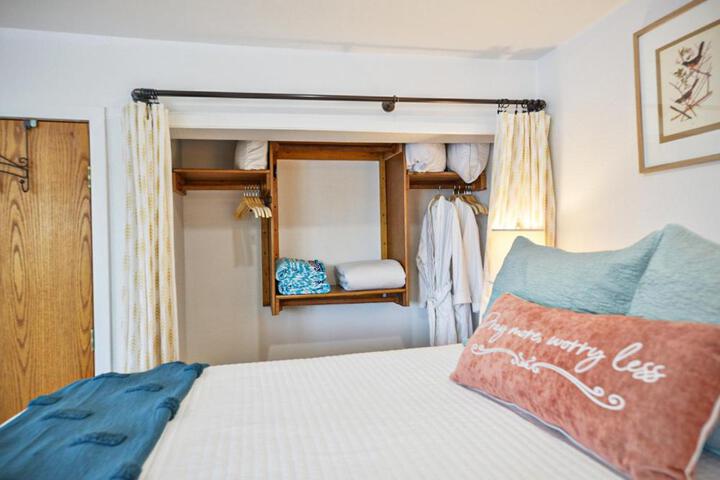 Lakefront Honeymoon Bay Studio Cottage