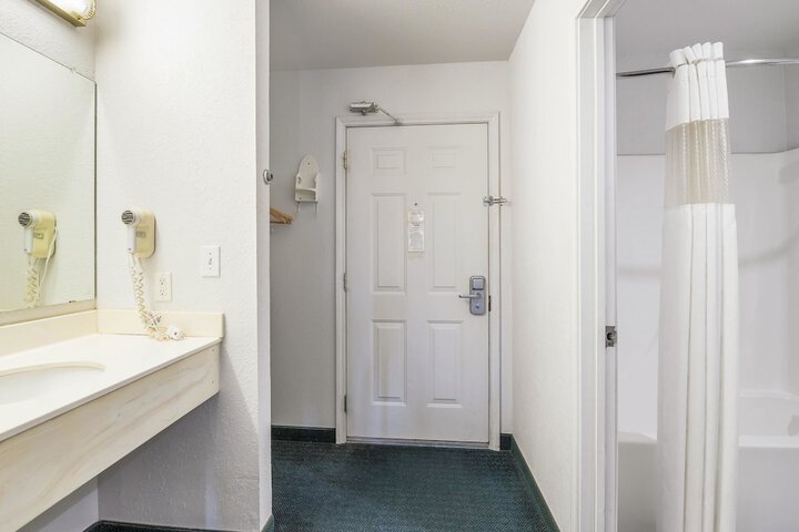 Room 13 of 40