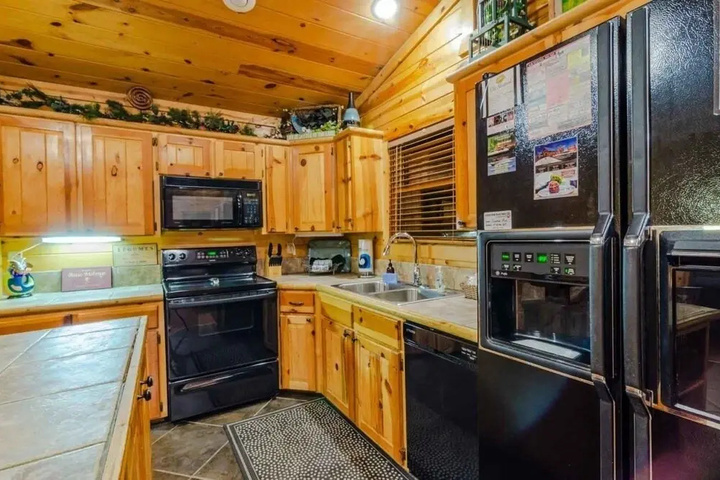 Crooked Pine Cabin With Swing and Hot Tub on the Deck by Redawning