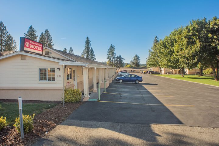 Shasta Pines Motel & Suites