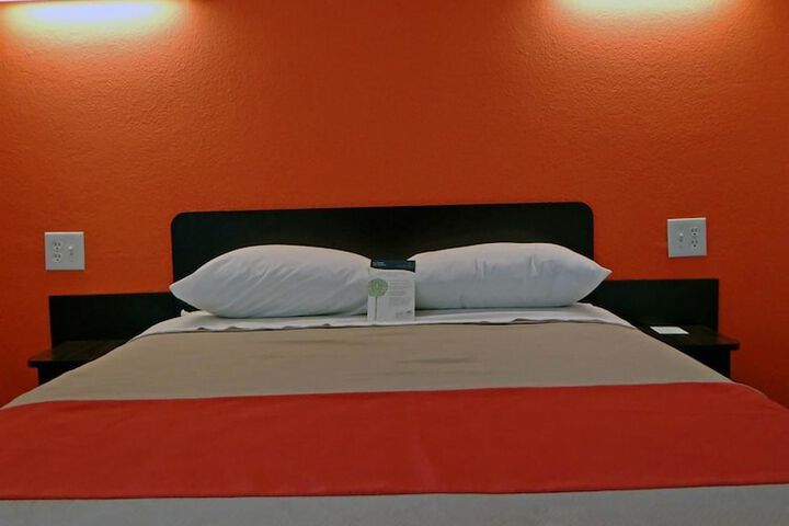 Room 4 of 7