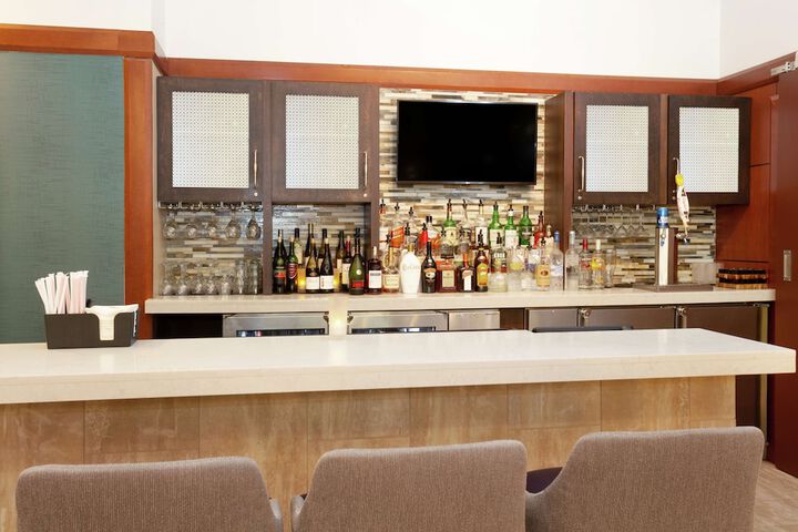 Lounge 68 of 79