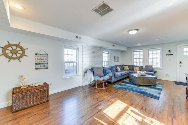 Adorable Cottage: Fire Pit Walk to Colonial Beach