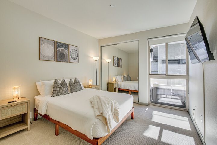 By Seaport Village & Navy Base! Chic Condo w / Pool