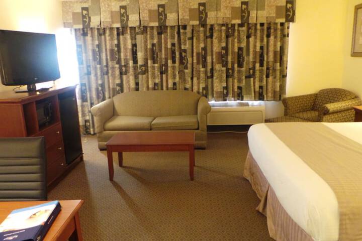 Baymont by Wyndham Arlington at Six Flags Dr