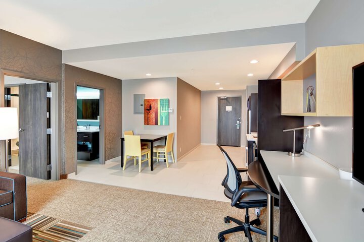 Room 6 of 10