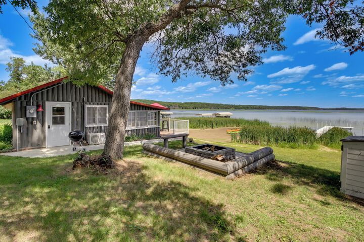 Lakefront Motley Cabin w / Private Deck + Dock!