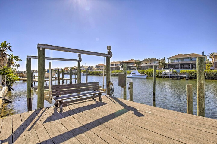 Tropical Apollo Beach House w / Pool & Dock!