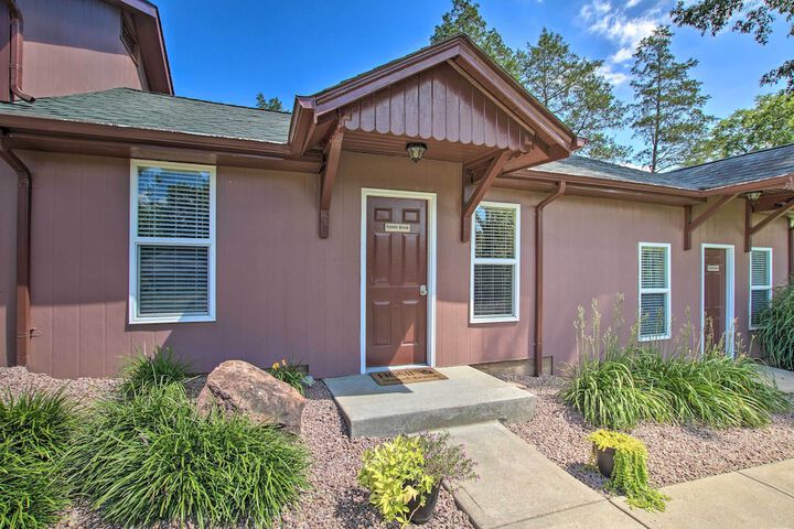 turtle Rock - Ironton Cabin w / Furnished Patio!