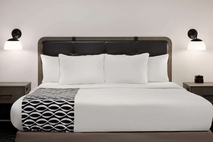 La Quinta Inn & Suites by Wyndham Cleveland Airport West