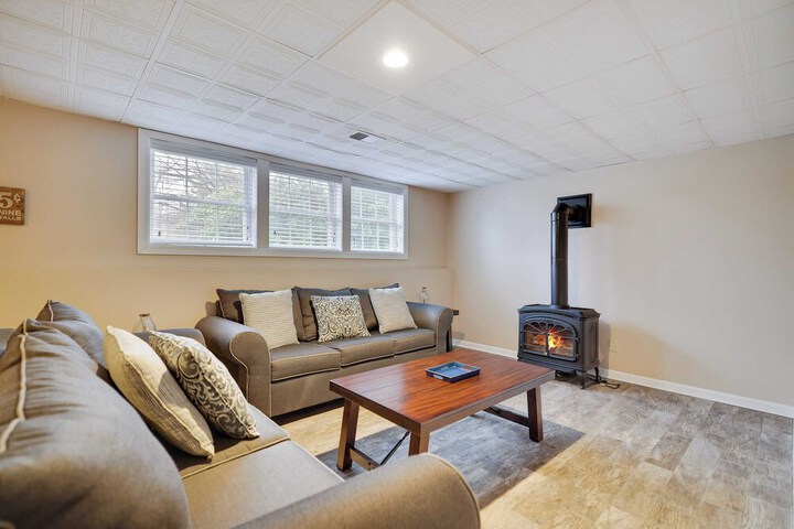 The Nest at Pinecrest by Avantstay Spacious Deck Game Room, Fire Pit