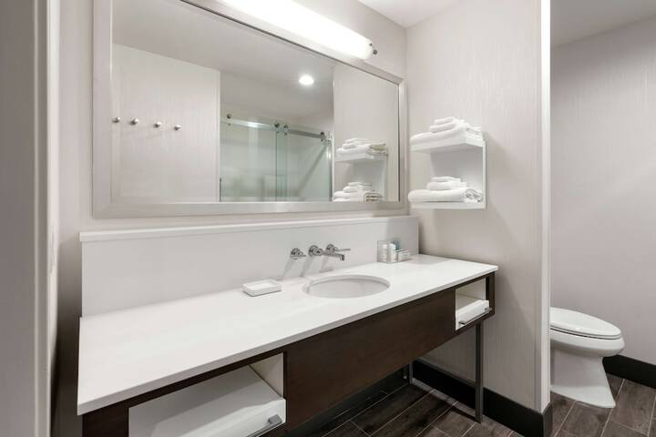 Room 32 of 65