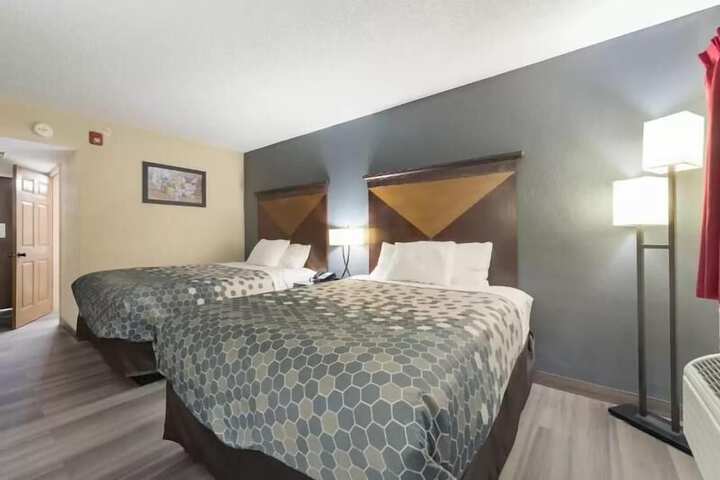 Econo Lodge Inn & Suites Mason City - Clear Lake