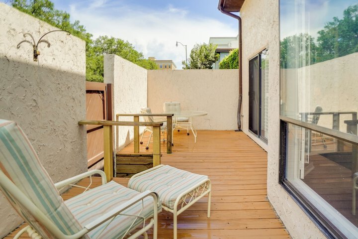 Walk to Restaurants: Downtown Leesburg Townhome!
