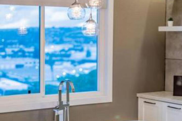 Luxurious 5B4B Home with Pool and View
