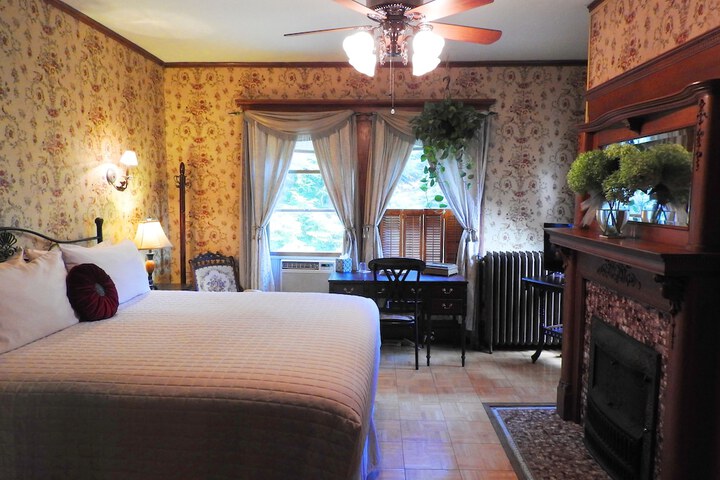 Champaign Garden Inn