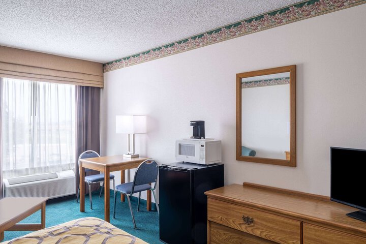 Room 28 of 68