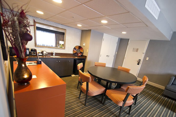 Room 6 of 28
