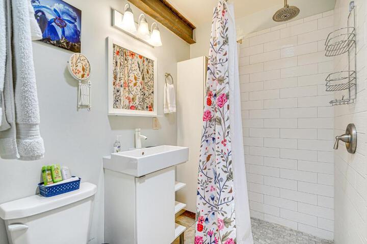 Vibrant Casa Paloma w / Patio - Near Vineyards!