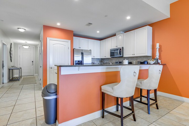 Lake LBJ Condo w / Private Balcony Lake Views