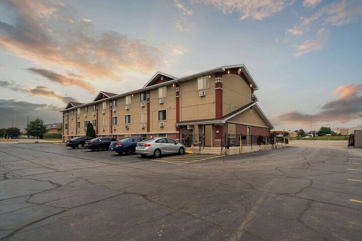 Super 8 by Wyndham Kenosha / Pleasant Prairie