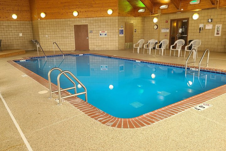 AmericInn by Wyndham Monmouth