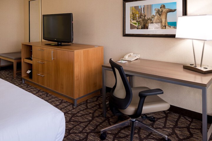 Holiday Inn Hotel & Suites Warren by IHG
