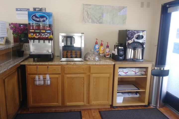 Oakridge Inn & Suites