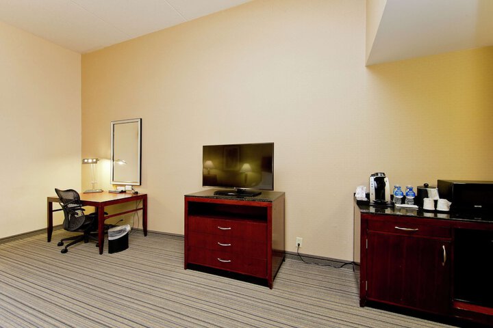 Lounge 54 of 57