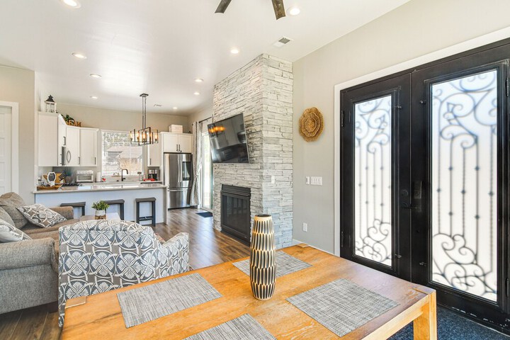 Romantic Mountain Retreat w / Scenic Views!
