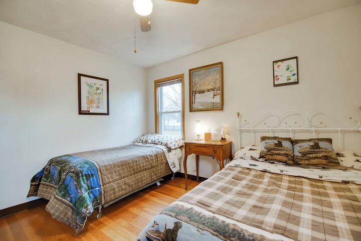 Twin Lakes Home - Walk to Lake Elizabeth!