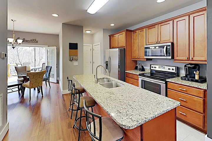 New Listing! New-build Near Downtown 5 Bedroom Home