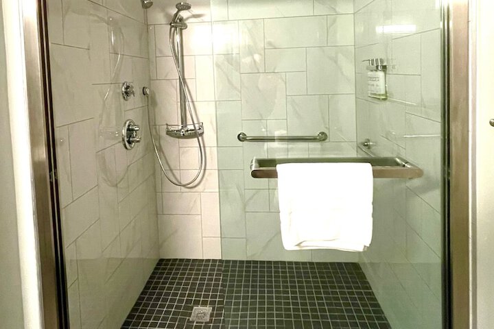 Tides Inn & Suites