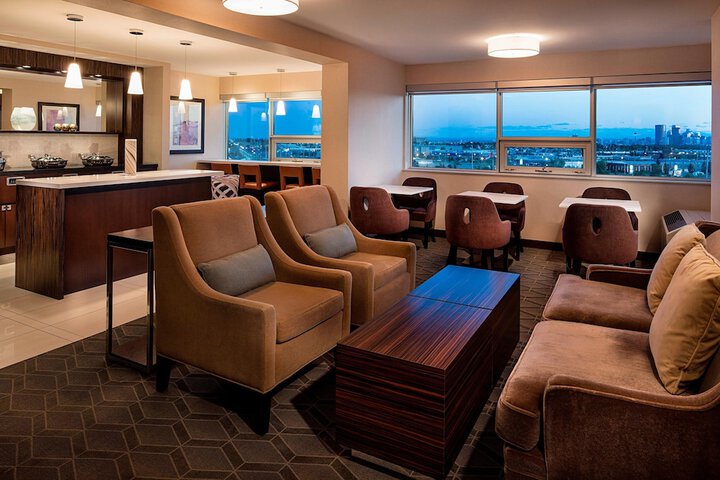 Lounge 58 of 61