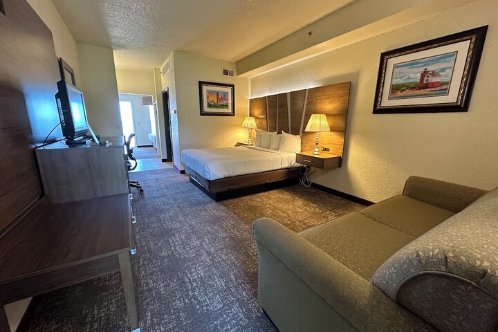 Mackinaw Beach & Bay Inn & Suites