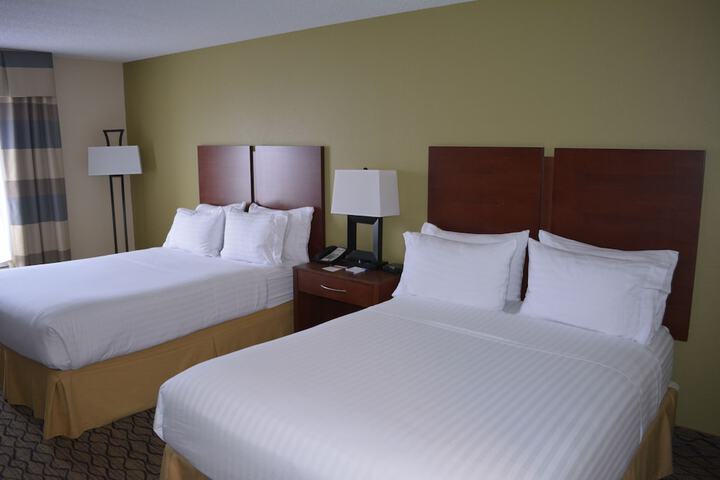 Holiday Inn Express & Suites Lancaster by IHG