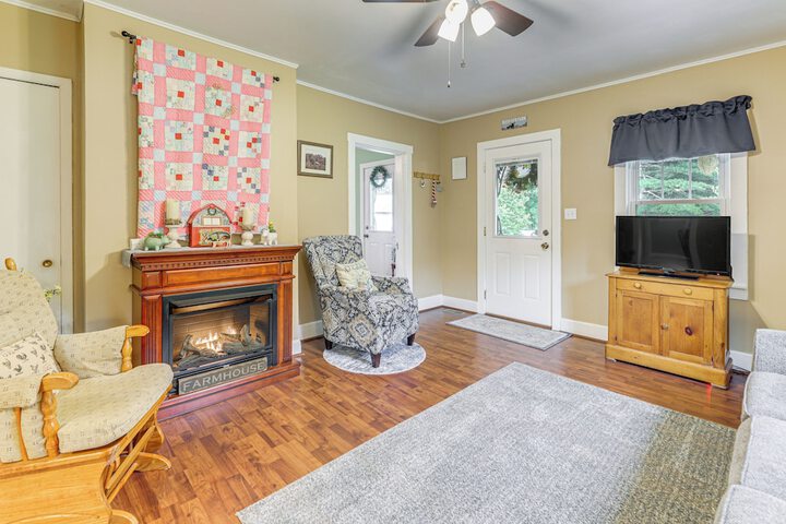 grandma's Farm House on 125 Acres w / Fire Pit!