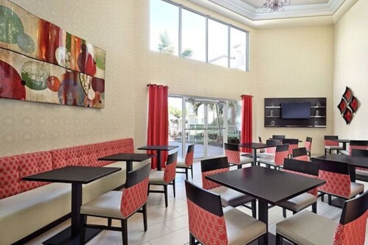 Holiday Inn Express Hotel Naples Downtown - 5th Avenue