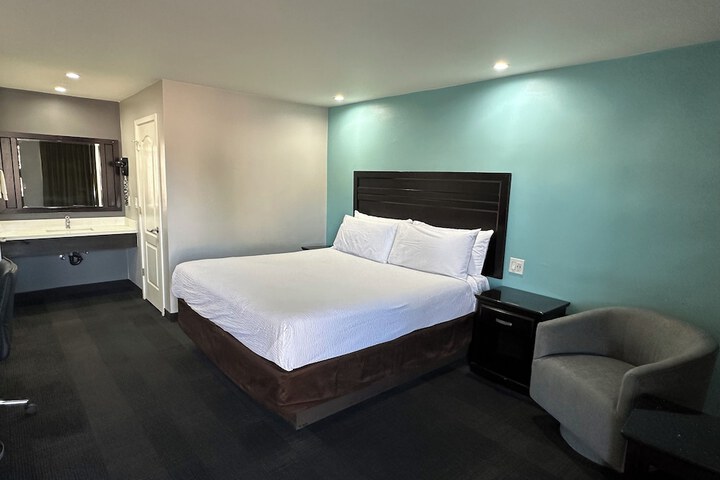 Room 8 of 9