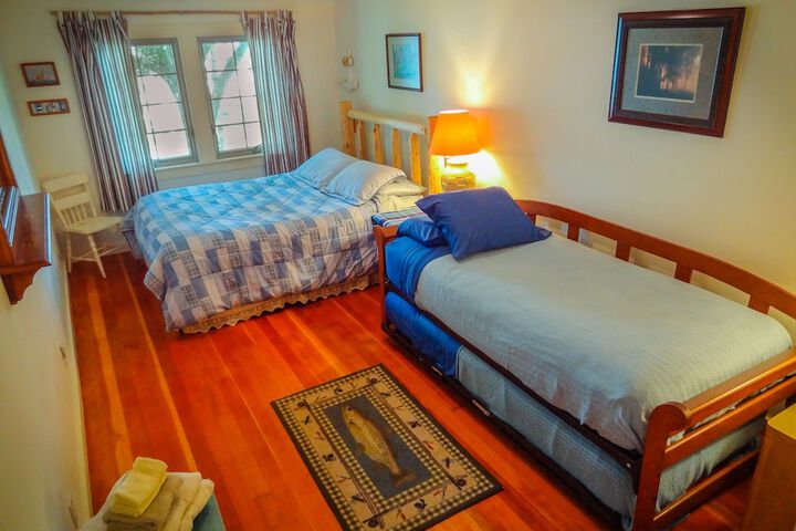 Lake Ripley Lodge w Lake Front Rooms Grand Porch, Kayaks & Paddleboard