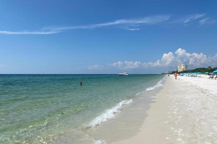 Closest 1BR to Vanderbilt Beach full kitchen with dishwasher, ALL NEW!