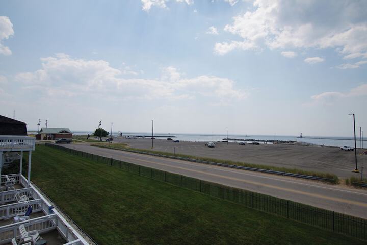 Snyders Shoreline Inn