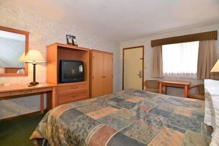 Room 5 of 9
