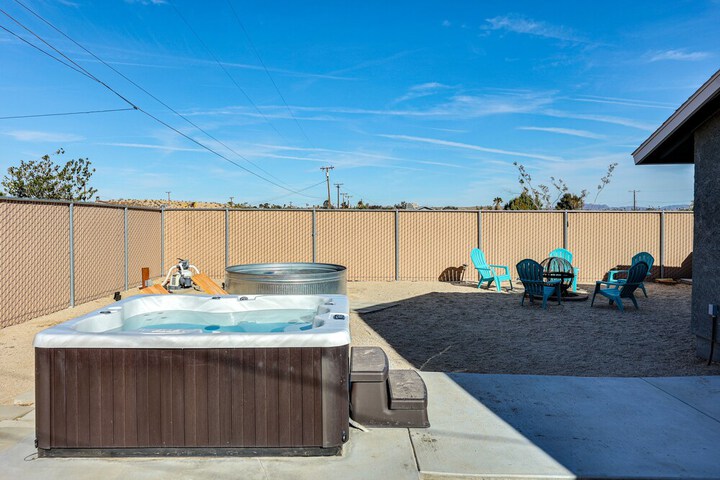 Indie-eclectic Desert Home w / Hot Tub + Patio
