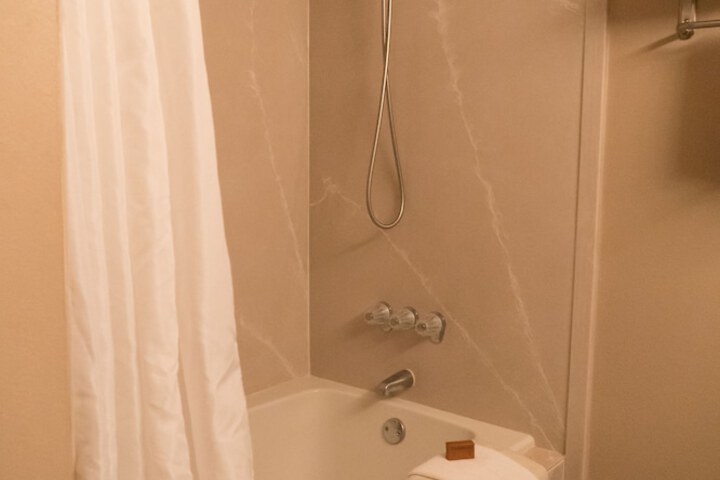 Room 17 of 27