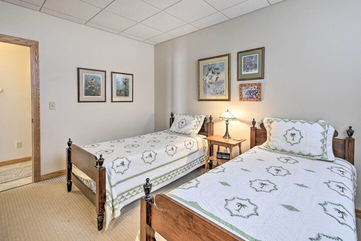 Pet-friendly Family Home Situated on Green Lake!