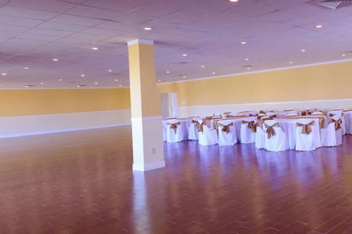 Ballroom/Hall 17 of 18