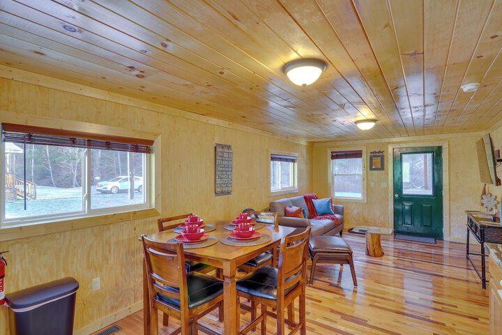 Peaceful Beattyville Cabin Near Red River Gorge!